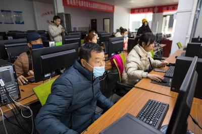 從城市格子間到鄉(xiāng)村直播間 一位河南青年的“網絡致富經”與幸福密碼